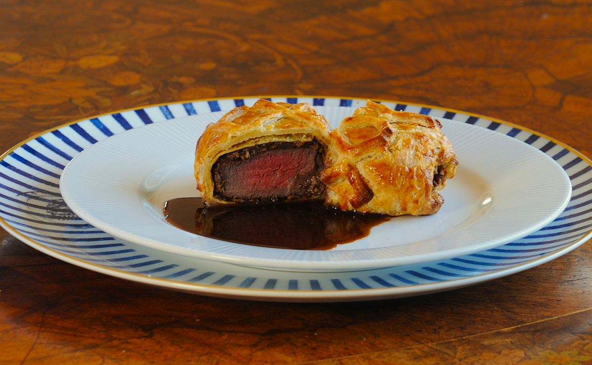 Sliced beef Wellington in golden puff pastry with truffle jus — Algarve chef ready meal delivery